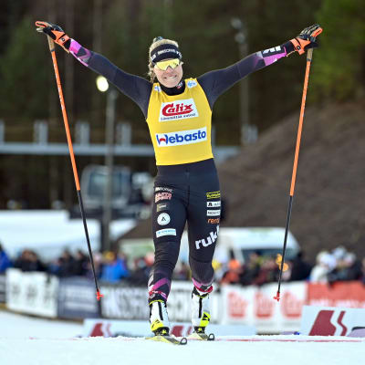Jasmi Joensuu juhli voittoaan naisten vapaan hiihtotavan sprintin finaalissa maastohiihdon Suomen cupin osakilpailussa Sotkamossa 5. marraskuuta 2022.