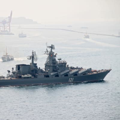 Venäjän laivaston sota-alus Moskva vesillä.