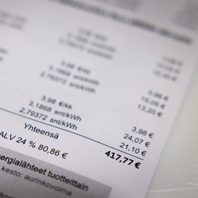 En elräkning där summan är 417,77 euro. 