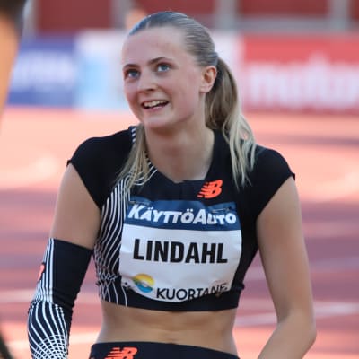 Nora Lindahl talar.