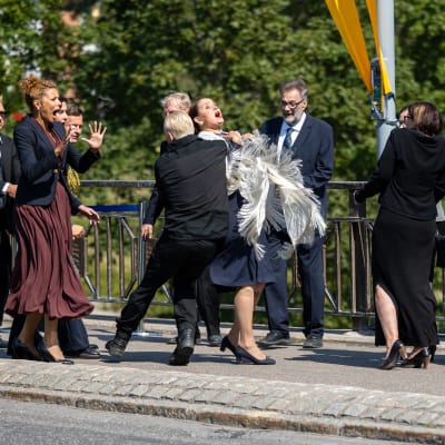 Työnimellä Itämeri-yksikkö -sarjan kohtauksessa näyttelijä Marc Gassot hyökkää presidentin kimppuun Imatrankosken sillalla.