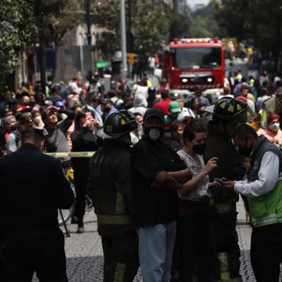 Ihmisiä kadulla Meksikon pääkaupungissa maanjäristysvaroituksen jäljiltä.