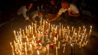 En ljusvaka för offren i attentaten mot de tre kyrkorna i Surabaya. 