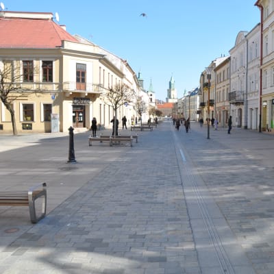En gågata i den polska staden Lublin endast ett fåtal människor är ute på gatan
