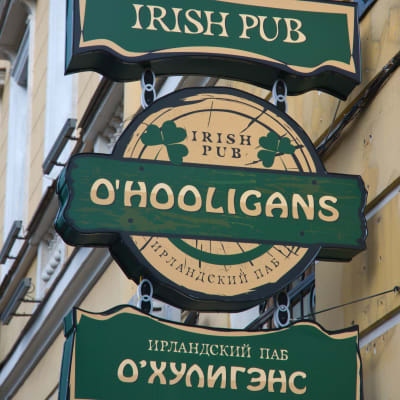 Grön skylt för puben O'Hooligans i St.Petersburg.