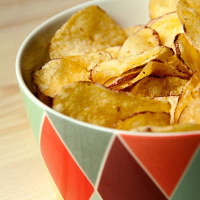 En skål med chips.