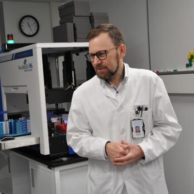 Överläkare Antti Hakanen presenterar apparatur för coronatest.