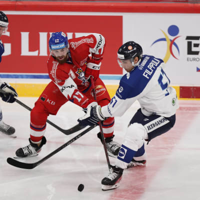 Valtteri Filppuja ja Jere Sallinen taistelevat kiekosta Tshekin pelaajan kanssa Tukholmassa 7.5.2022.