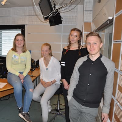 Nyhetsskolans reportrar strax innan direktintervjun i Myteriet.