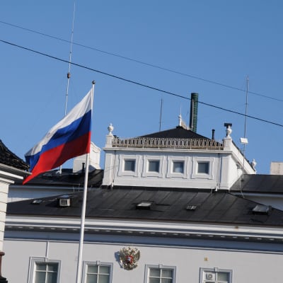Venäjän lippu liehuu rakennuksen edessä