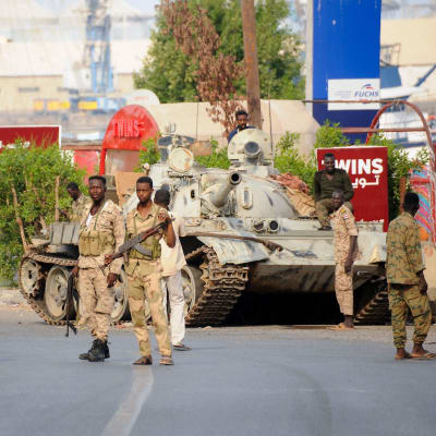 Sudanin armeijan sotilaita seisoo sotilasajoneuvon vieressä kadulla.