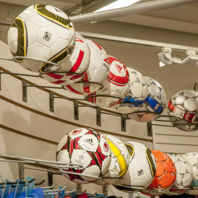 Fotbollar uppställda bredvid varandra i en sportaffär.