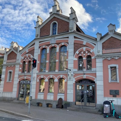 Vaasan kauppahalli kuvattuna ulkoa.