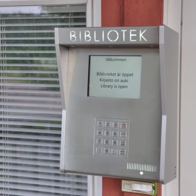 En portkodsläsare utanför Houtskärs bibliotek.