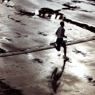 Ensam löpare springer i regnet, VM i Helsingfors 2005.