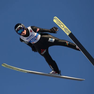 Maren Lundby svävar genom luften till VM-guld i backhoppning.