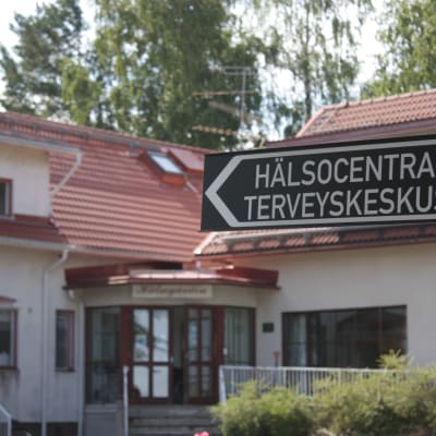 En skylt med texten Hälsocentral/Terveryskeskus.