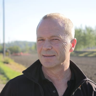 Jordbrukaren Peter Fritzén tittar in i kameran.