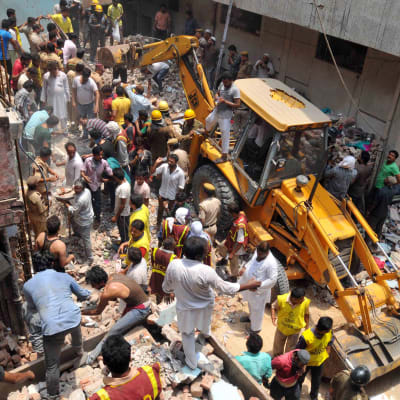Många döda efter att ett höghus kollapsat i New Delhi, Indien.