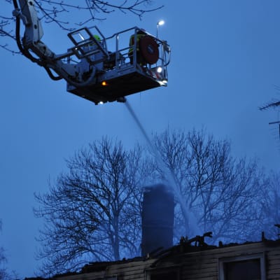 Brandmän sprutar vatten från skylift