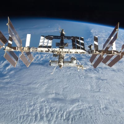 Den internationella rymdstationen ISS fotograferad i september 2009.