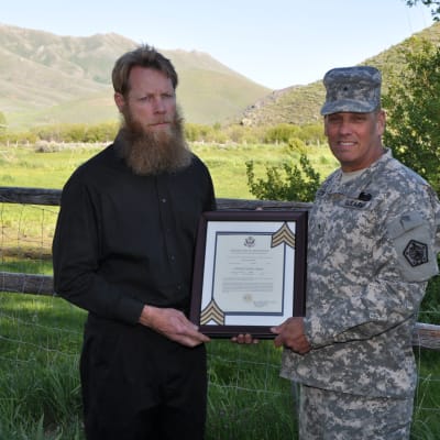 Bowe Bergdahl och Brig. Gen. Rick Mustion 7.6.2014. Bowe Bergdahl frigavs av talibanerna den 31 maj 2014 efter fem års fångenskap i Afghanistan.