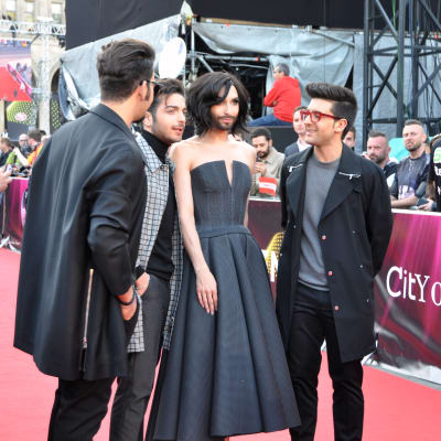 Il volo träffar fjolårsvinnaren Conchita Wurst.