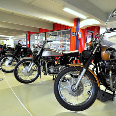 Klassiska motorcyklar på rad.