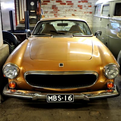 En Volvo P1800 ES.
