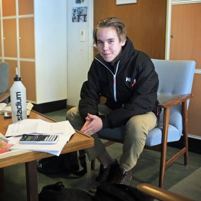 Max Österberg går första året vid Lärkan. han läser på ett matematikprov som han msåte skriva om pga underkänd.