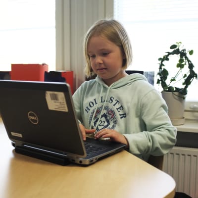 Fyran Annika Vokkolainen löser matematikuupgifter på skolans dator.
