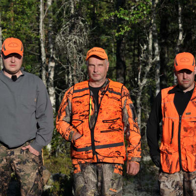 Eränkävijät-sarjassa seurataan muun muassa Ari ja Tuomo Turusen seikkailuja karhumetsällä.