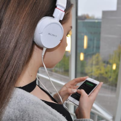 Laura lyssnar på musik