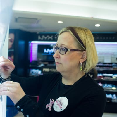 Saija Aromaa arbetar vid konsmetikavdelningen på Sokos varuhus i Helsingfors.