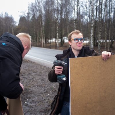 Filip Björklöf (SFP) hänger up valplakat i Karis inför kommunalvalet 2017.