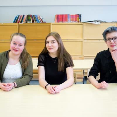 Niondeklassarna Katariina Soikkeli, Saara Honkanen och Nico Virtanen från Jämsä, Kankarisveden koulu.