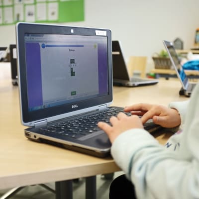 Fyran Annika Vokkolainen löser matematikuppgifter på skolansn dator i Mattliden.
