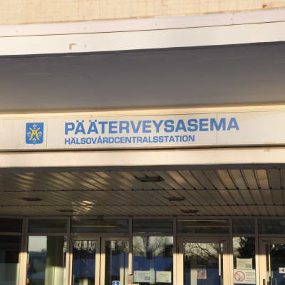 Närbild på en skylt med texten Pääterveysasema Hälsovårdscentralstation