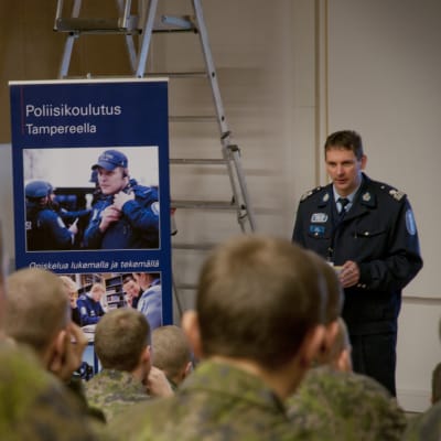 Poliskommisarie Kjell Nylund inleder info-tillfället.