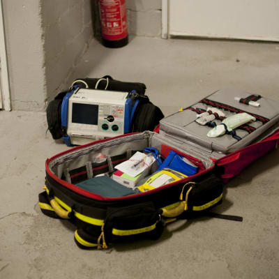 Ambulansens första hjälp väska med monitor.