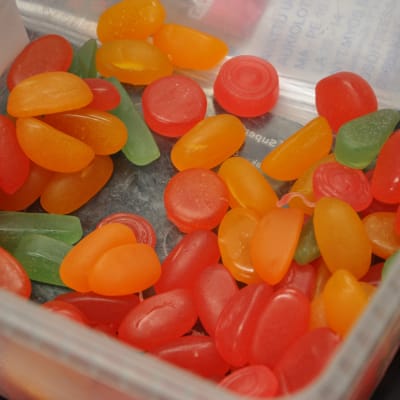 Godis med fruktfärg säljs till jul