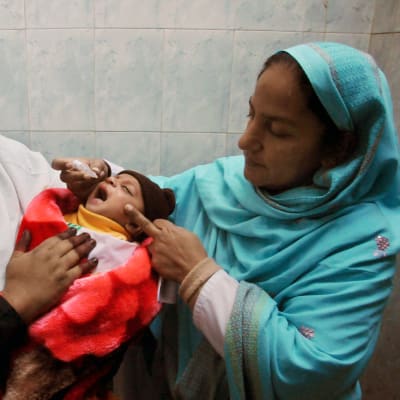 Hjälparbetare vaccinerar barn i Pakistan, vaccinen betalas av UNICEF