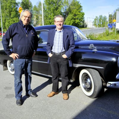 Stig Lytz och Kaj Nymark framför Kajs Chevrolet Styleliner 1951