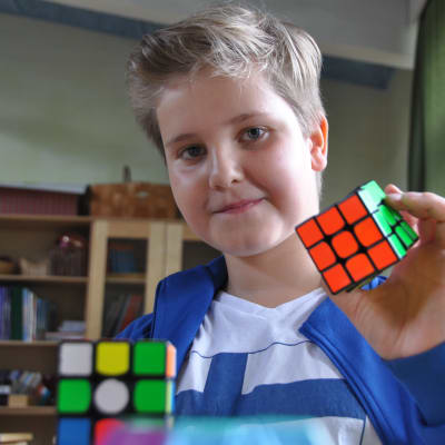Linus Laurén med en löst Rubiks kub i handen