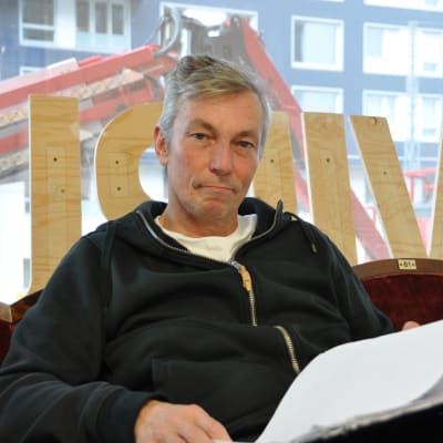 Skådespelaren Robert Enckell sitter i nya Viirus kontor med ett manuskript i handen