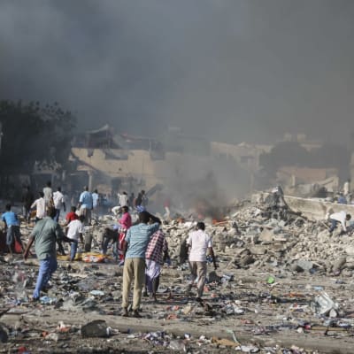 Förödelsen var stor efter explosionen vid gatukorsningen K5 i centrum av Mogadishu. 