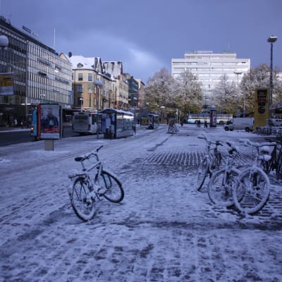 salutorget i Åbo med ett tunt lager snö på cyklar och torgstenar.