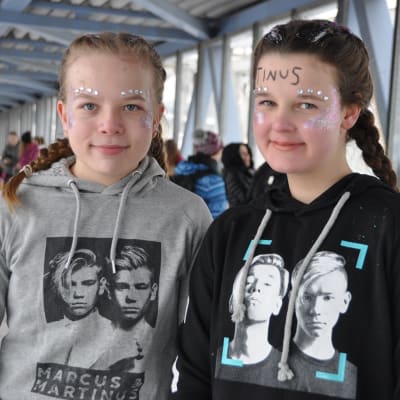 två Marcus & Martinus-fans inför konserten på Helsingfors-arenan