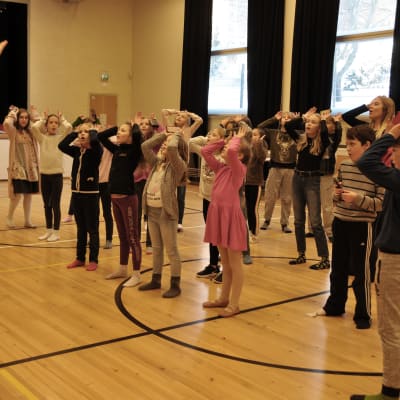 Regissören för Djurens planet Martina Roos och regiassistenten Anna Nora instruerar barnen i Åshöjdens grundskola. 