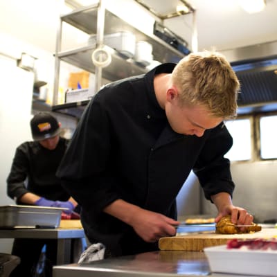 Ville Henriksson njuter av det hektiska tempot inom restaurangbranschen men tänker inte utbilda sig till kock. Risken att bli utbränd som kock är stor säger han, men om man balanserar jobb och fritid går det bra.